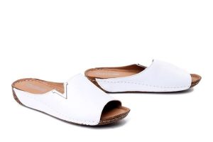 ARTIKER RELAKS 58C3223 biały, klapki damskie. Białe klapki Artiker Relaks, bez wzorów, ze skóry, bez obcasa, na koturnie. Za 184,90 zł.