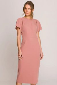 Elegancka sukienka ołówkowa z dekoltem V z tyłu różana. Czerwone sukienki Stylove, do pracy, s, bez wzorów, z elastanu, biznesowe, bez kołnierzyka, bez ramiączek, midi, dopasowane. Za 329,00 zł.