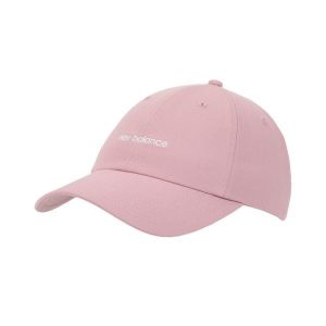 Czapka damska New Balance LAH51010PTF – różowa. Czerwone czapki New Balance, bez wzorów, z materiału, sportowe. Za 109,99 zł.