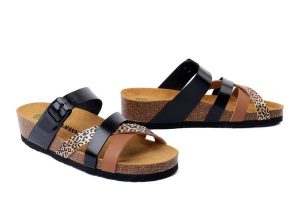 DR. BRINKMANN 700904-01 schwarz, klapki damskie. Czarne klapki Dr. Brinkmann, bez wzorów, bez obcasa, na koturnie. Za 165,67 zł.