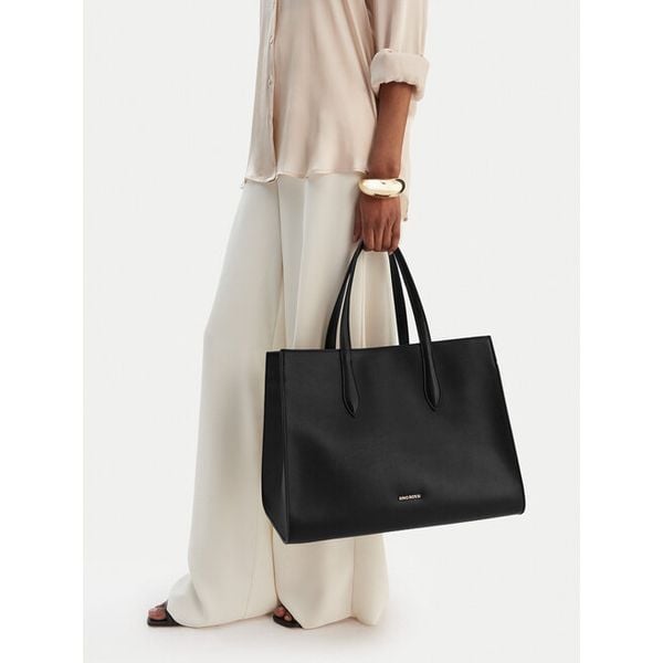 Torebka GINO ROSSI. Czarne torebki klasyczne Gino Rossi, bez wzorów, bez dodatków. Za 559,99 zł.