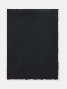 Prążkowany szalik - czarny. Czarne szaliki Sinsay, bez wzorów, prążkowane. Za 19,99 zł.