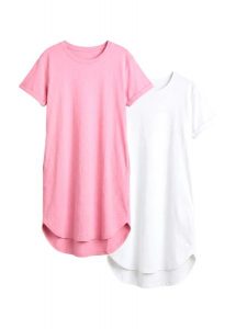 Lekka sukienka T-shirtowa z bawełny organicznej z przędy przędza mieszankowej, zestaw 2 szt. Czerwone sukienki bonprix, bez wzorów, z bawełny, bez kołnierzyka, bez ramiączek. Za 82,99 zł.