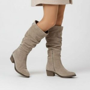 Kozaki damskie Rieker, z marszczoną cholewką skórzaną na klocku, beżowe, 73159-60. Brązowe kozaki Rieker, na zimę, bez wzorów, bez obcasa, na obcasie, bez zapięcia. Za 407,99 zł.