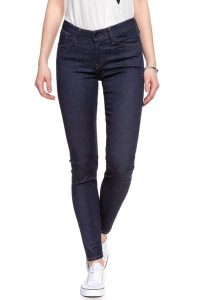 SPODNIE DAMSKIE LEE SCARLETT RINSE L526FE36 112111610. Brązowe rurki Lee, z denimu. W wyprzedaży za 89,99 zł.