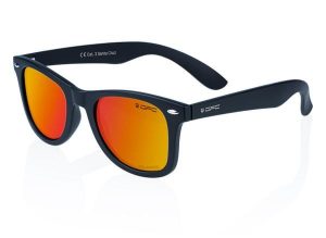 Okulary przeciwsłoneczne z polaryzacją unisex OPC Santa Cruz Kat.3 + etui. Czarne okulary przeciwsłoneczne OPC, prostokątne. Za 139,99 zł.