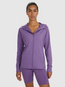 4F Bluza treningowa regular szybkoschnąca damska - fioletowa S. Czerwone bluzy 4f, s, bez wzorów, z dzianiny, z kapturem. Za 199,99 zł.
