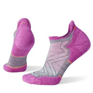Skarpety Biegowe Damskie Smartwool Run Targeted Cushion Low Ankle Socks. Czerwone skarpetki Smartwool, bez wzorów. Za 87,37 zł.