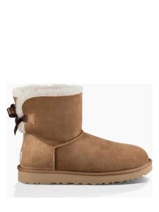 UGG Botki zimowe "Mini Bailey Bow II" w kolorze karmelowym ze skóry jagnięcej rozmiar: 41. Brązowe botki Ugg, na zimę, bez wzorów, ze skóry, z okrągłym noskiem, bez obcasa, bez zapięcia. Za 435,11 zł.