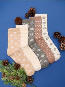 Skarpetki w świąteczny wzór 5 pack - wielobarwny. Skarpetki Sinsay, bez wzorów. Za 17,99 zł.