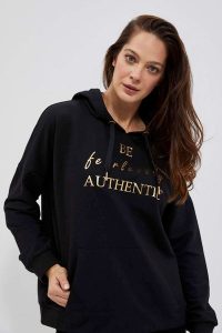 Bluza z kapturem i ozdobnym napisem czarna. Czarne bluzy MOODO, m, bez wzorów, z bawełny, z kapturem. W wyprzedaży za 69,99 zł.