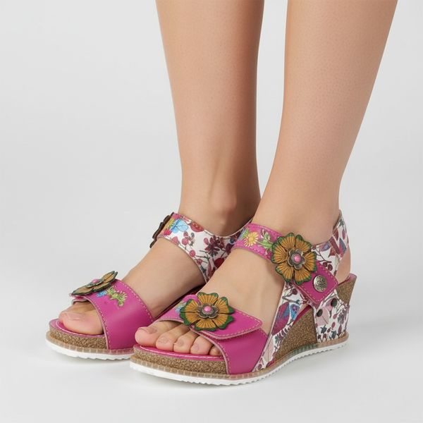 Sandały damskie Laura Vita, ze skóry naturalnej z odkrytym przodem oraz cholewka z dekoracyjnym nadrukiem ozdobna aplikacja na podbiciu, różowe, Boni. Czerwone sandały LAURA VITA, z aplikacjami, ze skóry, z otwartym noskiem, bez obcasa, na koturnie, bez zapięcia. Za 332,90 zł.