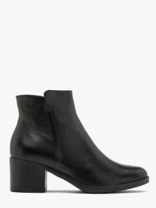 Czarne botki na obcasie. Czarne botki Ryłko, bez wzorów, ze skóry, z okrągłym noskiem, bez obcasa, na obcasie, bez zapięcia. Za 399,99 zł.