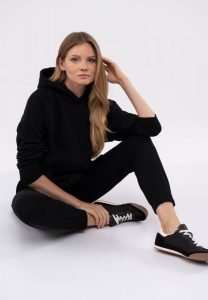 Bluza oversize B-LOVE. Czarne bluzy Volcano, m, bez wzorów, z bawełny, z kapturem. Za 179,99 zł.
