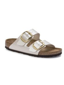 Birkenstock Klapki "Arizona Big Buckle" w kolorze białym rozmiar: 39. Białe klapki Birkenstock, bez wzorów, z otwartym noskiem, bez obcasa. Za 472,06 zł.