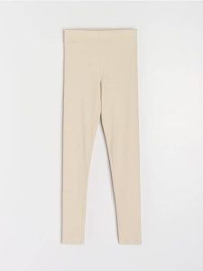 Prążkowane legginsy z gumką w pasie - kremowy. Białe legginsy Sinsay, bez wzorów, prążkowane. Za 29,99 zł.