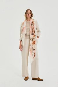 Szal różowy. Czerwone szaliki MOODO, bez wzorów, z poliesteru. Za 49,99 zł.