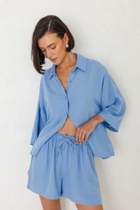 KOSZULA MEL NIEBIESKA XS - Flawless. Niebieskie koszule Flawless, xs, bez wzorów, z materiału, bez kołnierzyka, bez ramiączek. Za 397,00 zł.