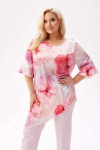 Elegancka tunika Liliana z asymetrycznym krojem w kwiaty w odcieniach bieli i różu PLUS SIZE XXL. Czerwone tuniki Moda Size Plus Iwanek, na co dzień, plus size, bez wzorów, z elastanu, eleganckie, z asymetrycznym kołnierzem, plus size, bez ramiączek. W wyprzedaży za 179,90 zł.
