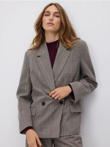 Dwurzędowa marynarka w kratę - wielobarwny. Marynarki i żakiety Reserved, l, bez wzorów, z tkaniny. Za 249,99 zł.