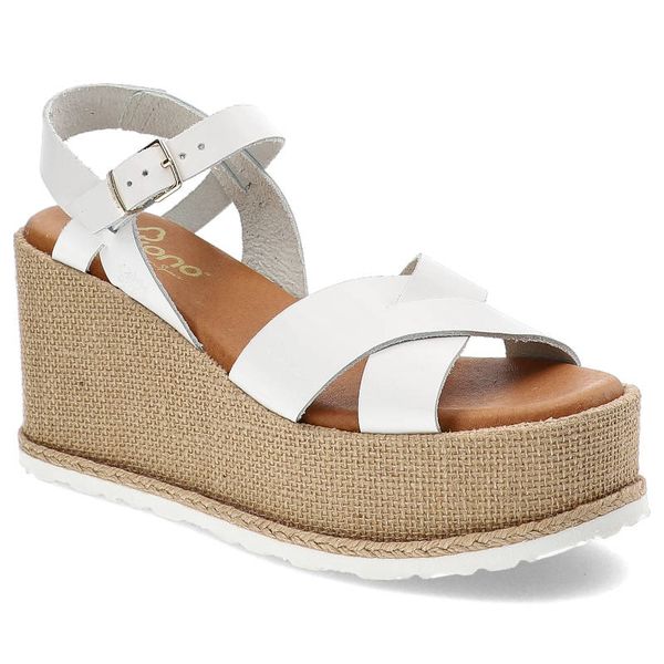 Białe Sandały Yokono Stylowe Obuwie Damskie. Białe sandały Yokono, bez wzorów, ze skóry, bez obcasa, na koturnie, bez zapięcia. Za 289,00 zł.