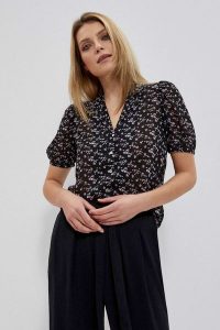 Koszula z krótkim rękawem czarna. Czarne koszule MOODO, xs, bez wzorów, z poliesteru, bez kołnierzyka, bez ramiączek. W wyprzedaży za 17,99 zł.