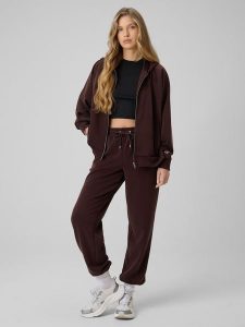 4F Spodnie z szerokimi nogawkami z modalem damskie - brązowe S. Brązowe spodnie dresowe 4f, s, bez wzorów, z dresówki. Za 189,99 zł.