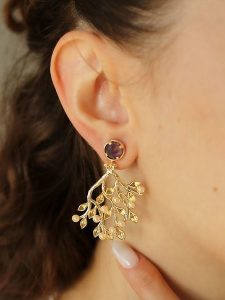 L'Atelier de Gaia Pozłacane kolczyki-wkrętki z ametystami rozmiar: onesize. Różowe kolczyki L'Atelier de Gaia, z ametystem, pozłacane. Za 70,24 zł.