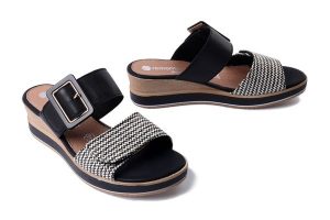 RIEKER REMONTE D6463-03 black combiantion, klapki damskie. Czarne klapki Rieker Remonte, bez wzorów, bez obcasa, na koturnie. Za 244,93 zł.