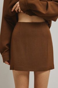 Trapezowa spódnica mini w kolorze HUZELNUT BROWN- SORTA-XS. Brązowe spódnice Marsala, xs, bez wzorów, z poliesteru, klasyczne, mini. W wyprzedaży za 103,96 zł.