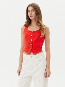Vero Moda Kamizelka Wild Alinia 10323777 Czerwony Slim Fit. Czerwone kamizelki Vero Moda, xs, bez wzorów, z bawełny, bez kołnierzyka, bez ramiączek, bez kaptura. Za 99,99 zł.