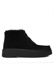 Clarks Trzewiki Torhill Moss 26182916 Czarny. Czarne botki Clarks, bez wzorów, ze skóry, bez obcasa, na płaskiej podeszwie, bez zapięcia. Za 569,99 zł.