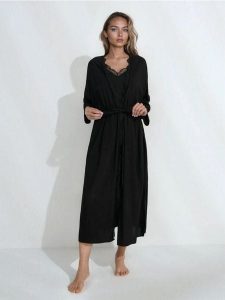 Wiskozowy szlafrok z koronkowym wykończeniem - czarny. Czarne szlafroki Sinsay, l, bez wzorów, z koronki, bez kaptura. Za 59,99 zł.