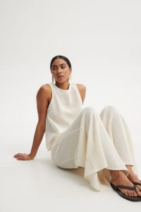 SPODNIE SUMMER ECRU XS - Flawless. Spodnie z wysokim stanem Flawless, w ażurowe wzory, z dzianiny, z podwyższonym stanem. Za 446,00 zł.