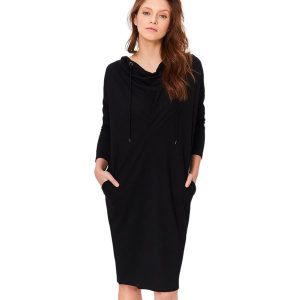 Sukienka w kolorze czarnym. Sukienki marki Tatuum. W wyprzedaży za 139,95 zł.