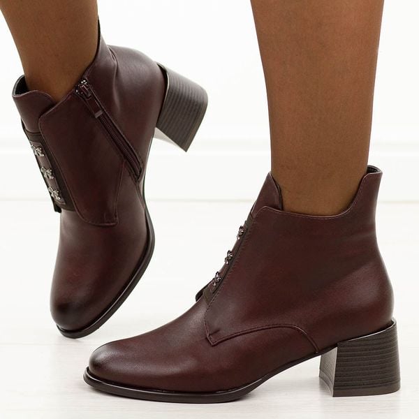 Bordowe botki damskie na obcasie M.Daszyński 2481-9. Czerwone botki M.Daszyński, na jesień, z aplikacjami, z gumy, z okrągłym noskiem, bez obcasa, na obcasie, bez zapięcia. Za 199,00 zł.