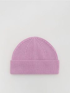 Czapka z wełny merino - brudny róż. Czerwone czapki Reserved, bez wzorów, z wełny. Za 69,99 zł.