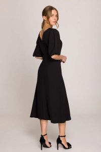 Elegancka sukienka koktajlowa z bufiastymi rękawami czarna. Czarne sukienki Stylove, na imprezę, l, bez wzorów, z elastanu, eleganckie, bez kołnierzyka, bez ramiączek, midi, dopasowane. Za 509,00 zł.