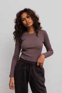Dopasowany top z prążkowanej dzianiny w kolorze BROWNIE CAKE- MOODY-XS. Brązowe topy Marsala, xs, bez wzorów, z bawełny, bez kołnierzyka, bez ramiączek. Za 129,90 zł.
