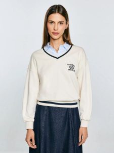 Bluza damska w stylu college z haftem z dekoltem v-neck kremowa Gabriella 103. Białe bluzy Big Star, l, bez wzorów, z denimu, bez kaptura. Za 199,99 zł.