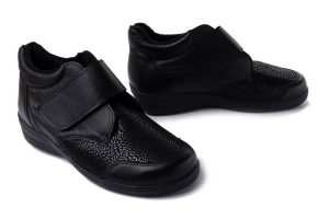 COMFORTABEL 990542-01 schwarz, botki damskie. Czarne botki Comfortabel, na zimę, bez wzorów, bez obcasa, bez zapięcia. Za 464,90 zł.