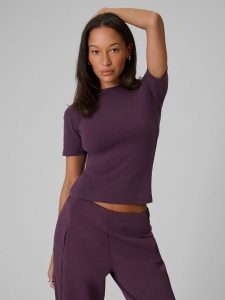 4F T-shirt slim gładki damski - fioletowy M. Fioletowe t-shirty 4f, m, bez wzorów, z materiału, bez kołnierzyka, bez ramiączek. Za 59,99 zł.