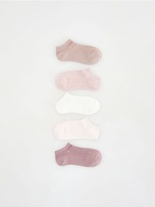 Krótkie skarpetki z bawełną 5 pack - pastelowy róż. Czerwone skarpetki Reserved, bez wzorów, z bawełny. Za 49,99 zł.
