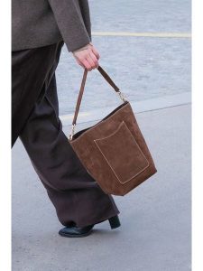 Maison héritage PARIS Skórzana torebka "Leyla" w kolorze brązowym - 28 x 26 x 14 cm rozmiar: onesize. Brązowe torebki klasyczne Maison héritage PARIS, bez wzorów, z materiału, przez ramię, bez dodatków. Za 282,99 zł.