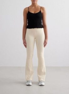 Damskie legginsy bezszwowe, wysoki stan, rozszerzane nogawki Tulip kremowe. Białe legginsy AIM'N, bez wzorów, z dzianiny, z podwyższonym stanem, długie. Za 285,00 zł.