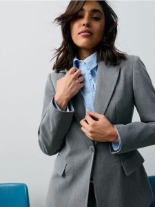 Żakiet slim fit z wiskozą - szary. Szare marynarki i żakiety Sinsay, l, bez wzorów, z wiskozy. Za 79,99 zł.