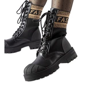 Czarne skarpetowe buty brązowy napis Daria. Czarne botki na jesień, bez wzorów, z materiału, z okrągłym noskiem, za kostkę, bez obcasa, na obcasie, bez zapięcia. Za 78,33 zł.