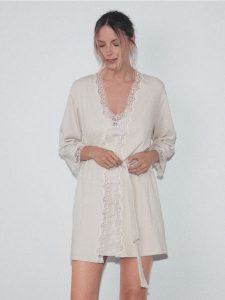 Szlafrok z dekoracyjnym wykończeniem - kremowy. Białe szlafroki Reserved, l, bez wzorów, z bawełny, bez kaptura. Za 139,99 zł.