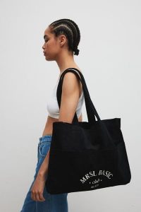Torba typu shopper bag wykonana ze sztruksu w kolorze TOTALLY BLACK - MRSL BASIC CLUB. Czarne shopper bag Marsala, bez wzorów, z bawełny, bez dodatków. Za 219,90 zł.