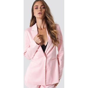 Galore x NA-KD Błyszcząca marynarka - Pink. Marynarki i żakiety marki Galore x NA-KD. W wyprzedaży za 101,47 zł.